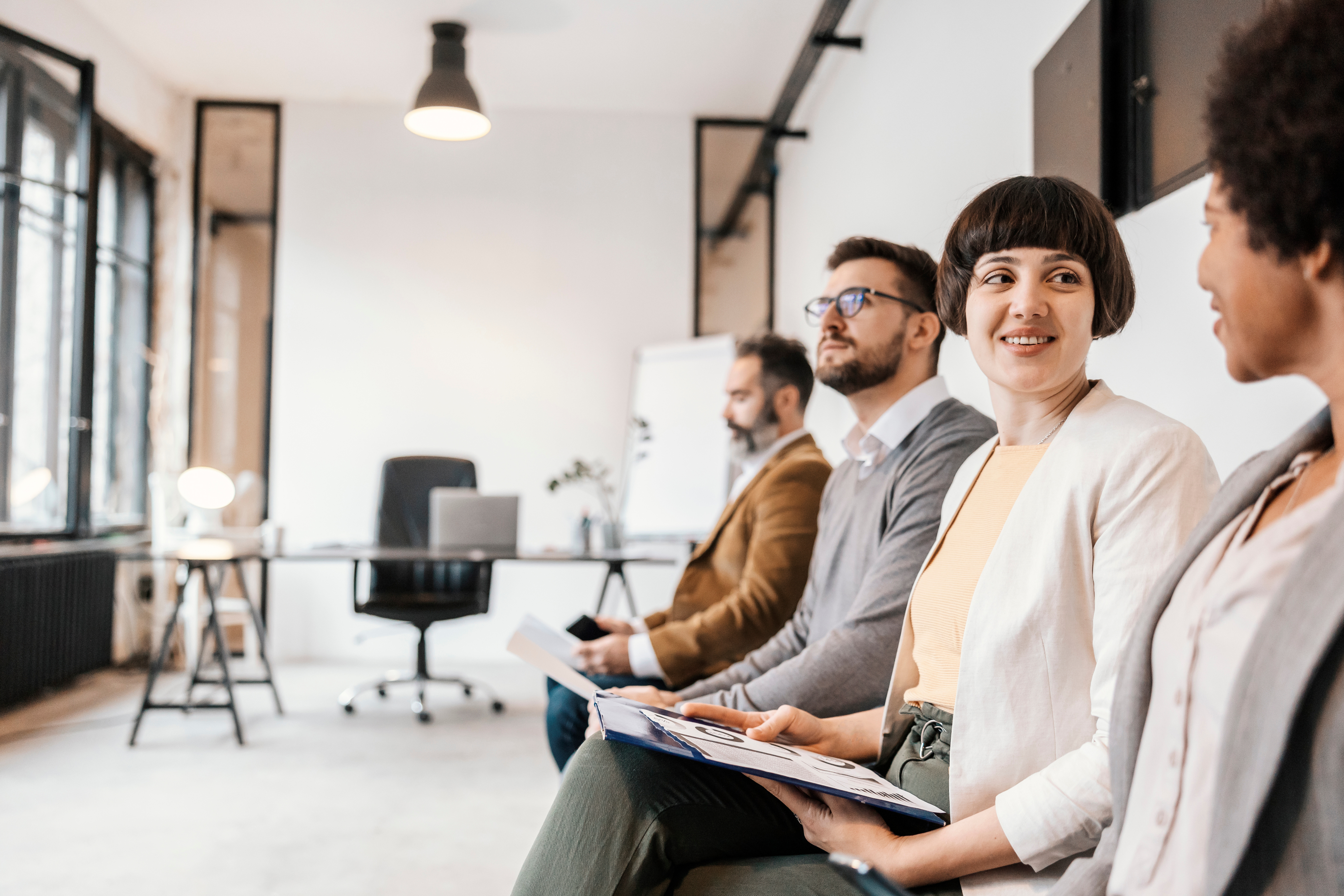 Bewerber warten auf ihr Vorstellungsgespräch um in OWL einen Job zu bekommen.